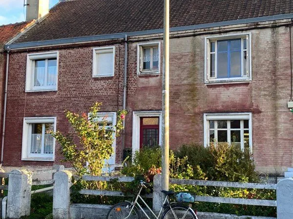 Maison à côté de la gare avec cour et jardin