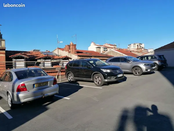 5 Places de parkings aériennes et sécurisées avec caméra de surveillance
