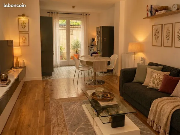 Location beau T2 (F2) Reims Centre - Cour privative (terrasse bois)