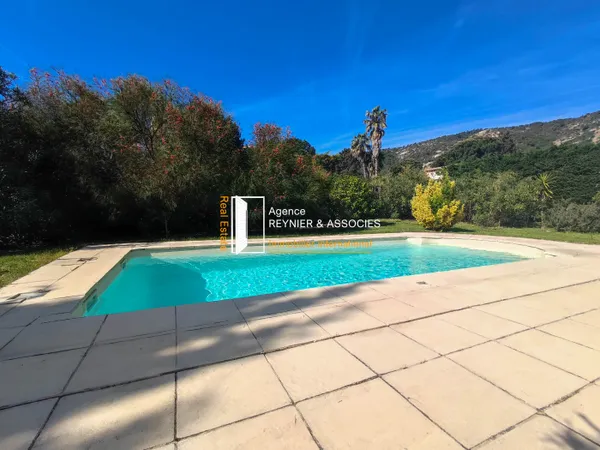 Villa plain-pied | 3 Ch | Piscine | 1.600 m2 dans village