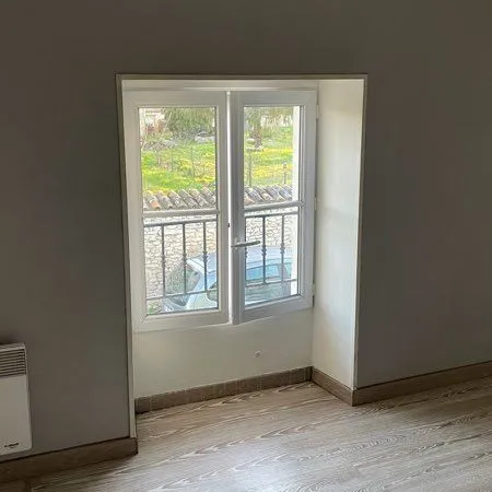 Maison à louer ,entièrement refaite à neuf,au Rez de chaussée,cuisine ouverte donnant sur pièce de v