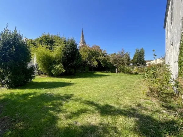 Terrain constructible de 1078 m² à vendre au coeur de Bourgneuf