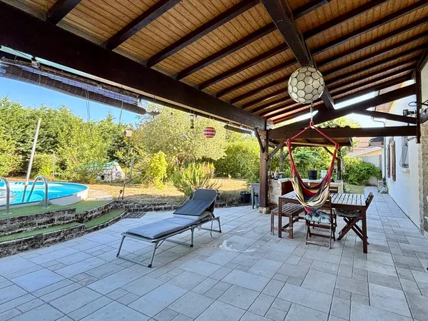 Vends maison de charme avec grand jardin arboré et piscine