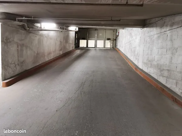 Place de parking dans garage Nation