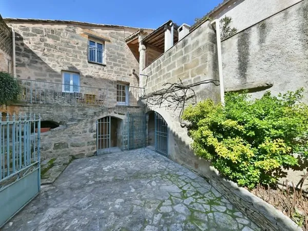 Charmante maison de village avec cour et terrasses