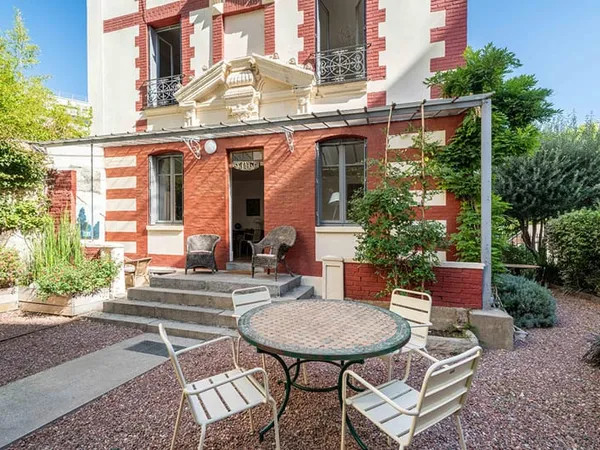 Maison avec jardin, garage et atelier