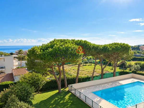 ANTIBES Appartement 4 pièces en duplex dans résidence avec p