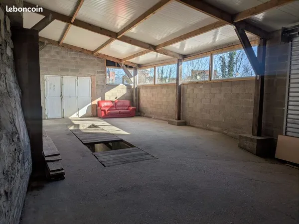 Local de 130 M2 stockage, entrepôt artisan ou particulier axe mont riboudet , Sud3 , A150