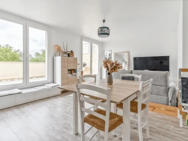 Appartement duplex 5 pièces de 94 m² avec terrasse plein sud à Maurepas
