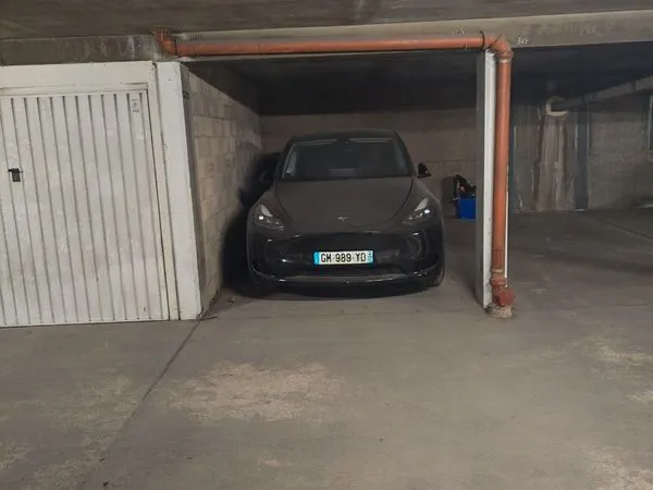 Grande place de parking 2m50 x 5m50 - Neuilly Porte de Villiers - SUV - Face ascenseur