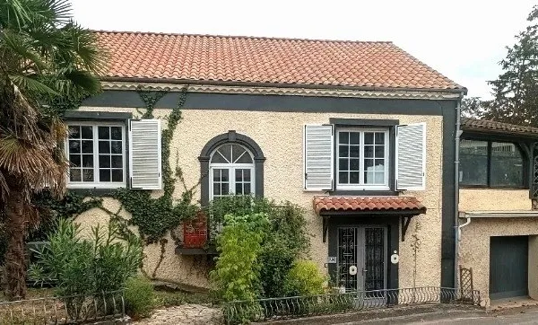 Maison de village avec terrain arboré