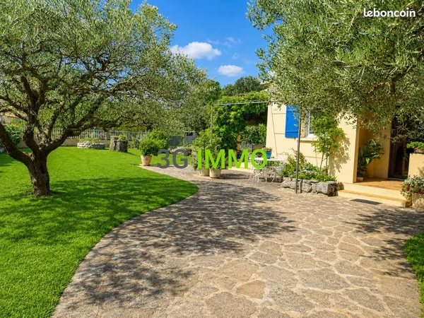 Exclusivité 3GImmobilier : Villa de plain-pied 158 m² avec piscine et studio indépendant - Proche Uz