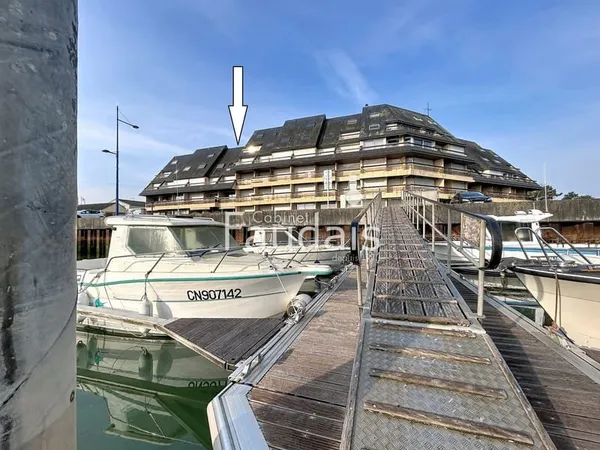2 chambres - 2 balcons face à la mer et au port