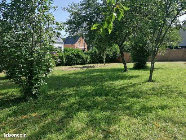 Rare : joli terrain à bâtir entre ville et nature