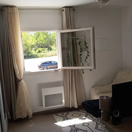 Chambre étudiant meublée - La Couronne - Gare TER proche - Salle de bain privative