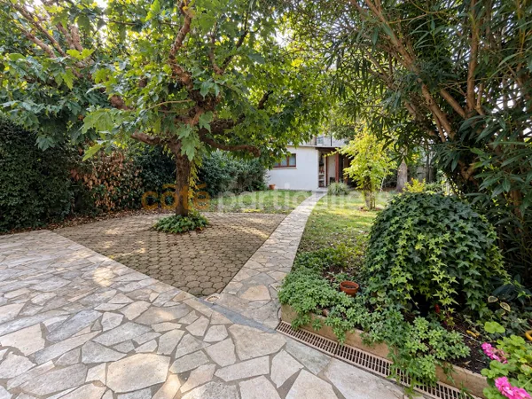 Maison à étage avec garage et grand jardin