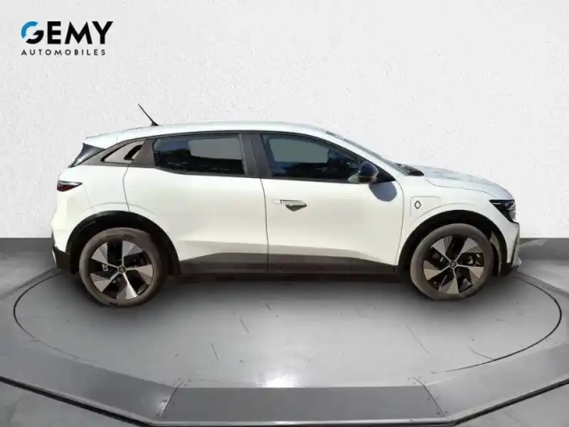 Renault Megane e-tech ev40 130ch standard charge — photo 4