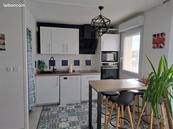 Appartement T2 lumineux, climatisé, balcon plein sud. Dernier étage, côté cour