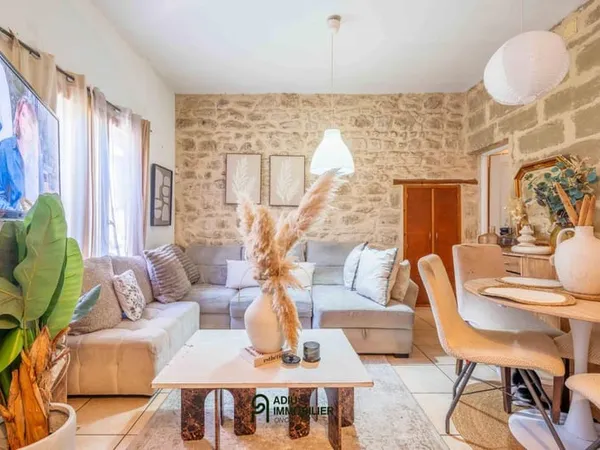 Immeuble de rapport locatif de trois logements avec garage, cour et jardin