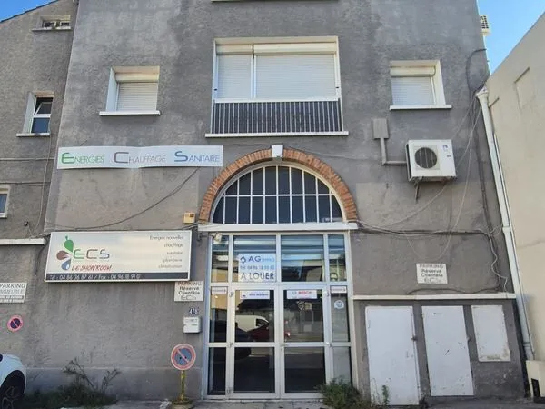Grand local commercial de 270m2 avec mezzanine - double acces - stationnement devant