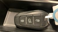 Peugeot 3008 HYBRID4 300ch Roadtrip e-EAT8 — photo 16