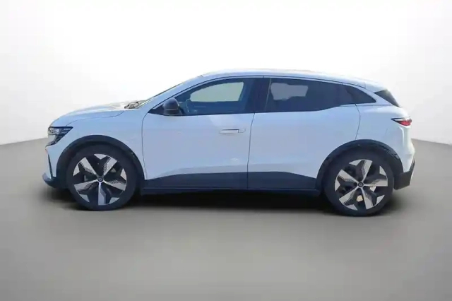 Renault Megane e-tech ev40 130ch standard charge — photo 2