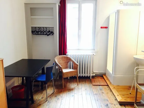 À louer Arras centre ville une chambre pour une étudiante dans une petite colocation dans une maison