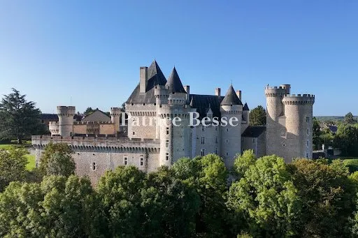 Château 20 pièces 3700 m²