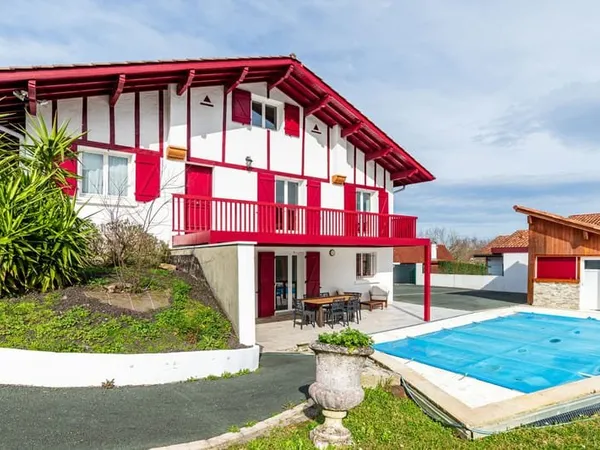 Ascain - Maison avec piscine au pied de la Rhune