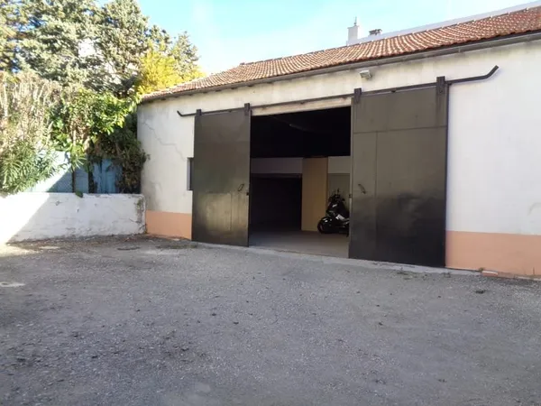 4 GARAGES + petit atelier + espace de stockage sur 274 m2 IDEAL INVESTISSEUR - RARE A LA VENTE
