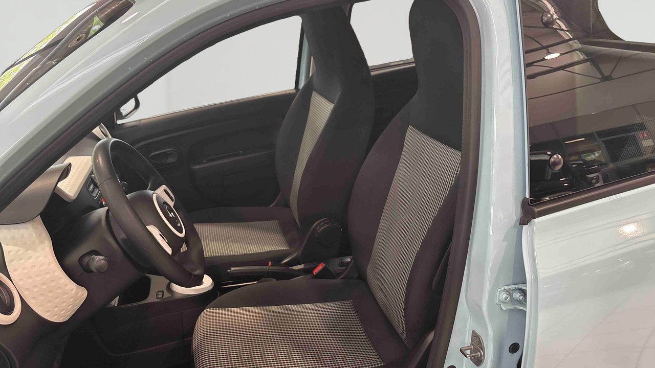 Renault Twingo III E-Tech — photo 12