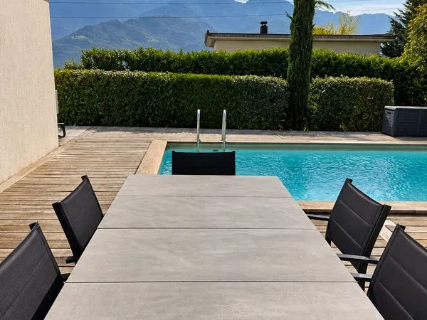 Maison de plain-pied - 113 m² - 4 chambres - piscine - terrain 604 m² - vues Belledonne