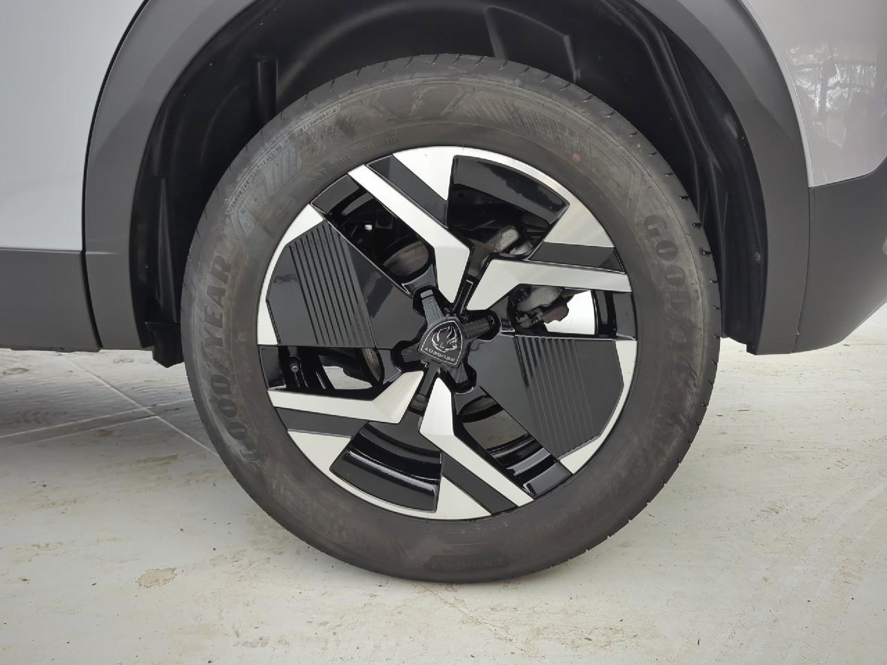 Peugeot 2008 hybrid 145 ch e-dcs6 allure — photo 11