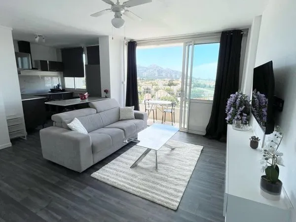 Opportunité rare - t1 meublé avec vue mer - marseille 9ème