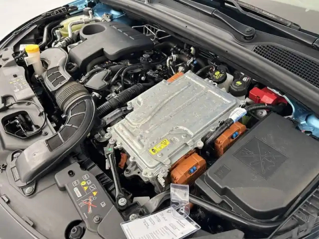Renault Clio e-tech 140 - 21n — photo 36