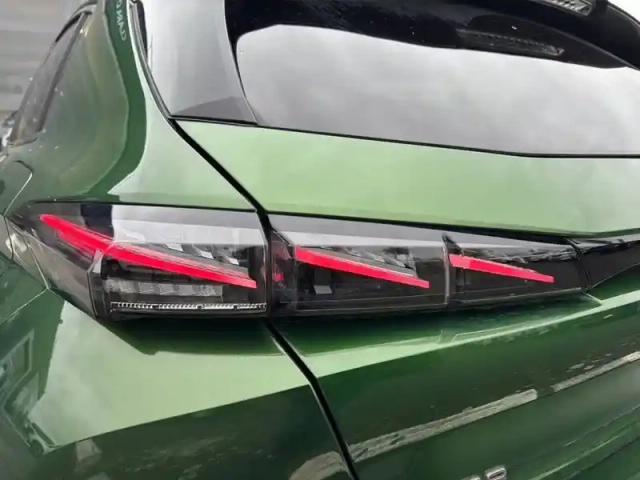 Peugeot 308 phev 225 e-eat8 — photo 17