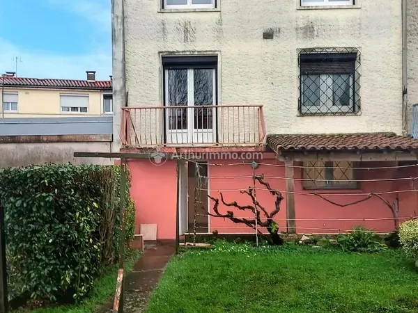 Maison avec garage et jardin