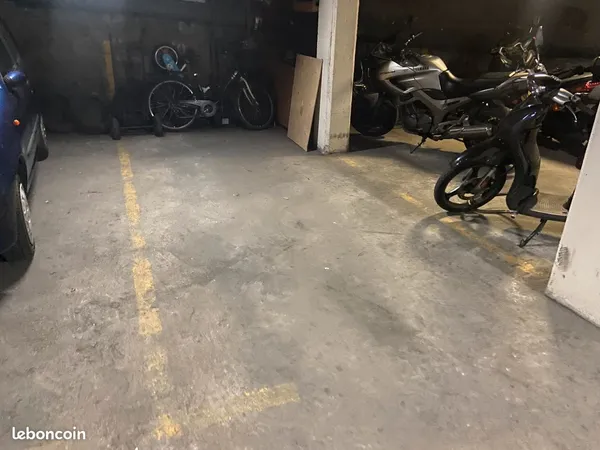 Parking a louer 75018