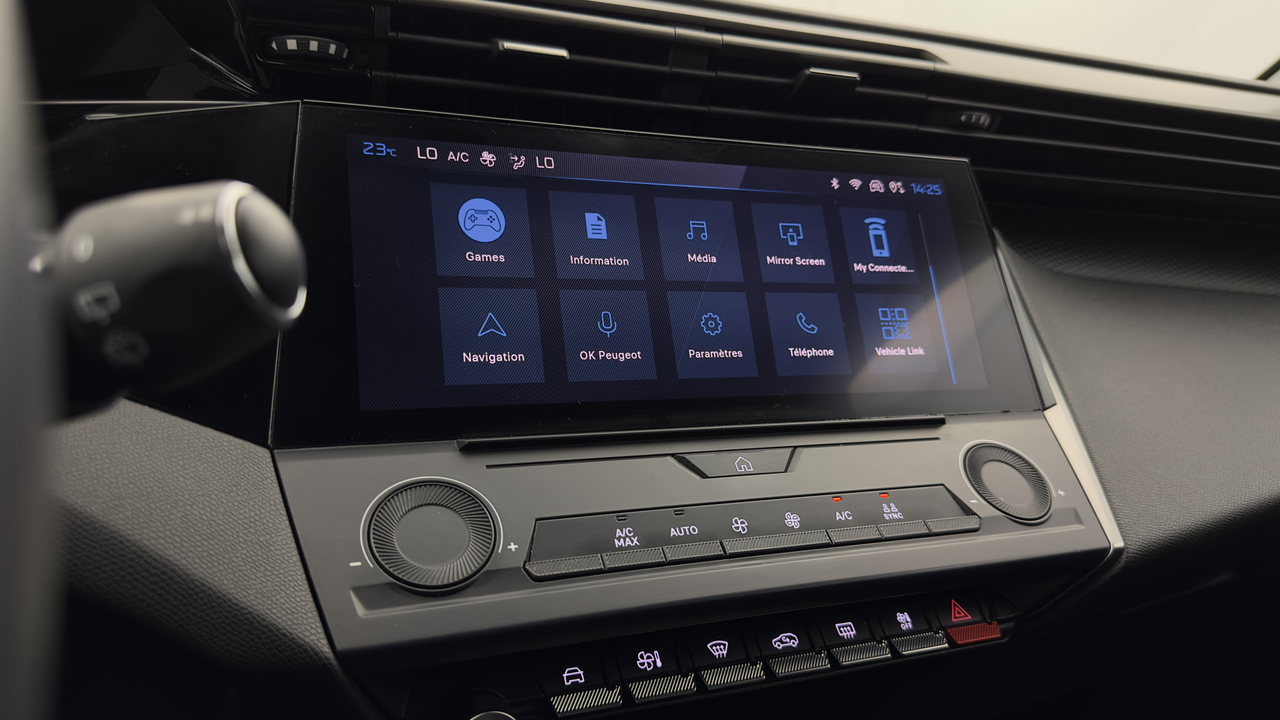 Peugeot 308 SW PHEV 180 e-EAT8 — photo 27