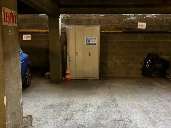 Place parking fermé portail électrique proche gare 100 metres