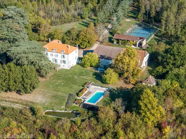 Entre Élégance et Nature : Domaine de Caractère avec Gîtes et Vue Dominante