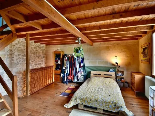 MAISON EN PIERRE ATYPIQUE ! UN VRAI COUP DE CŒUR