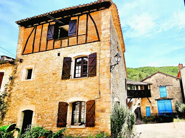 AUTHENTIQUE DEMEURE AVEC GRANGE ET JARDIN