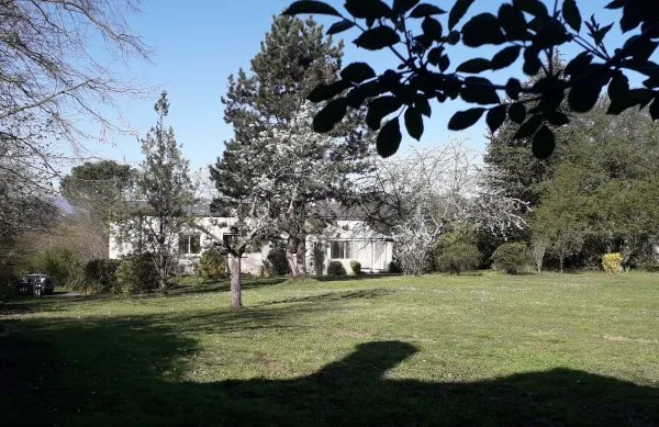 Loue maison 130m² + sous-sol complet à Tassin-le-Bourg, lumineuse, 5 chambres, grand jardin