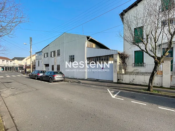 Entrepôts + Logements de fonction 560 m²