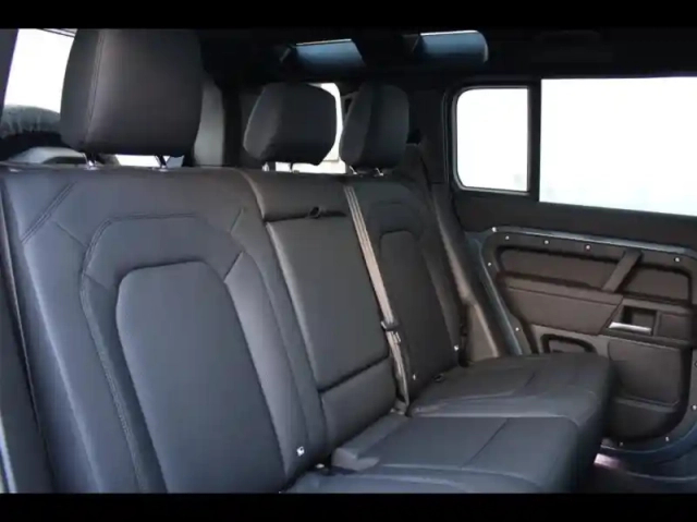 Land Rover Defender 110 2.0 p300e phev x-dynamic se — photo 24