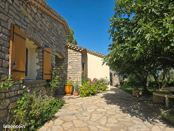 Vue panoramique exceptionnelle - Propriété 197 m² avec piscine sur 6 500 m²