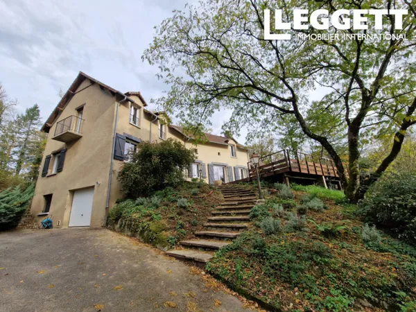 Grande maison familiale d?architecte située à Saint-Junien, avec sous-sol complet et piscine
