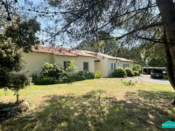 Maison de plain-pied sur terrain clos, 3 chambres et bureau.