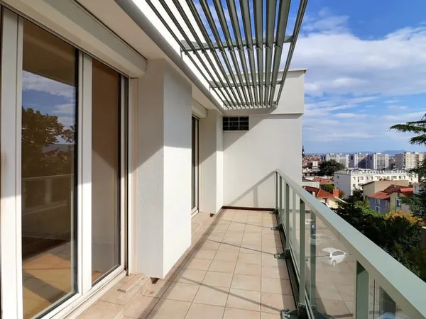 T3 traversant - Dernier étage - Grand balcon avec vue déga